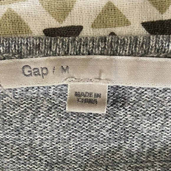 🌿4/$35🌿GAP‎ Grey Sweater with Pocket - Picture 5 of 7